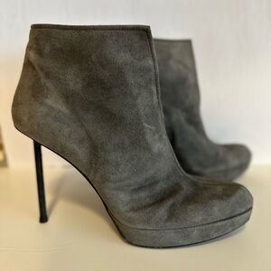 Elegant Gray Suede Ankle Boots